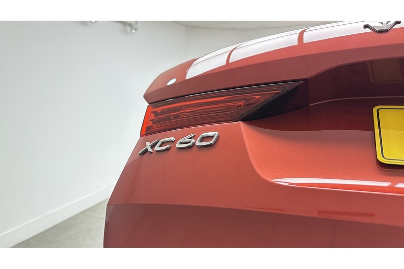 Volvo XC60 B4 MHEV R-Design - U76