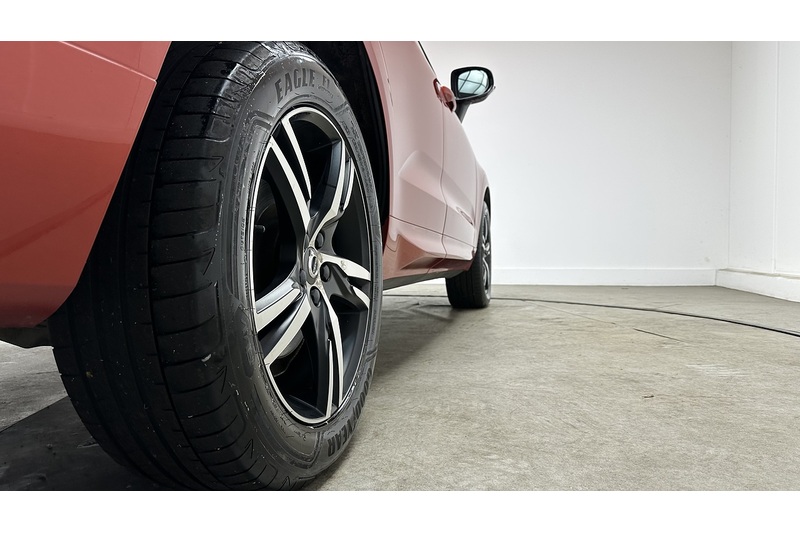 Volvo XC60 B4 MHEV R-Design - U76