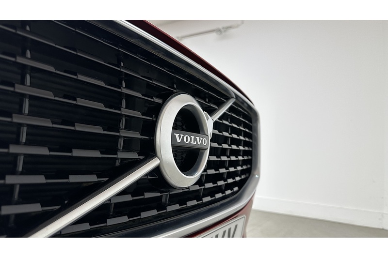 Volvo XC60 B4 MHEV R-Design - U76