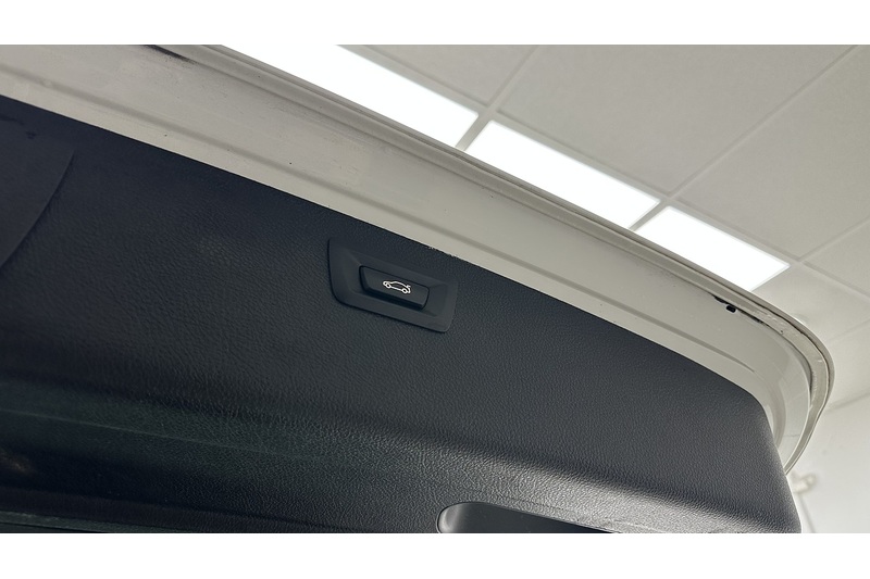 BMW 3 Series 2.0 320i M Sport Shadow Edition Touring 5dr Petrol Auto Euro 6 (s/s) (184 ps) - U864