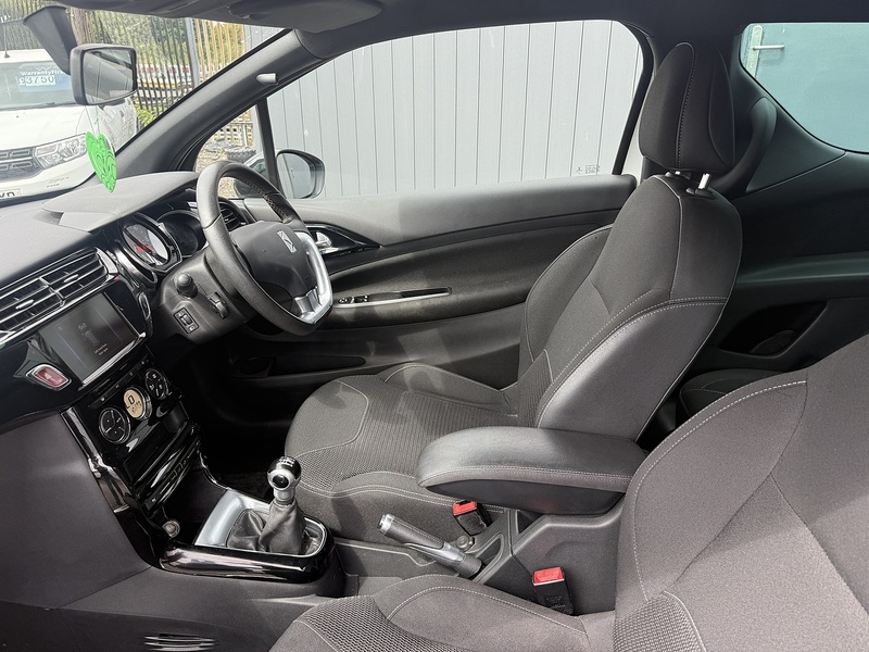 DS AUTOMOBILES DS 3 1.2 PureTech Connected Chic Hatchback 3dr Petrol Manual Euro 6 (82 ps) - U304
