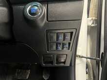 Toyota Hilux 2.8 D-4D Invincible X Pickup Double Cab 4dr Diesel Auto 4WD Euro 6 (s/s) (204 ps) - U1615