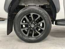 Toyota Hilux 2.8 D-4D Invincible X Pickup Double Cab 4dr Diesel Auto 4WD Euro 6 (s/s) (204 ps) - U1615