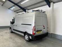 Renault Master 2.3 dCi 35 Business+ Panel Van 4dr Diesel Manual FWD MWB Medium Roof Euro 6 (135 ps) - U1881