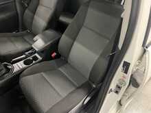 Toyota Hilux 2.4 D-4D Active Pickup Double Cab 4dr Diesel Manual 4WD Euro 6 (3.5t) (150 ps) - U1913