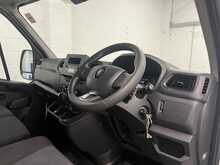 Renault Master 2.3 dCi 35 Business+ Panel Van 4dr Diesel Manual FWD MWB Medium Roof Euro 6 (135 ps) - U1956
