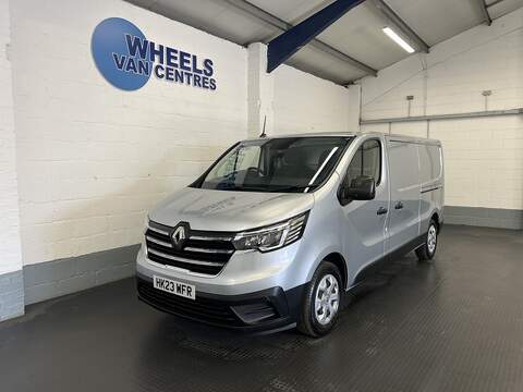 Renault Trafic 2.3 dCi 35 Business+ Panel Van 4dr Diesel Manual FWD MWB Medium Roof Euro 6 (135 ps)