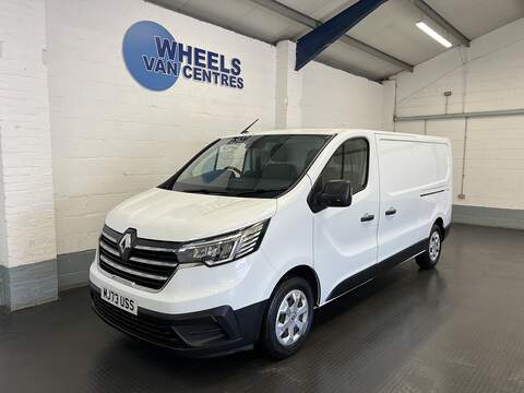 Renault Trafic Master 2.3 dCi 35 Business+ FWD LWB Medium Roof Euro 6 4dr