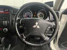 Mitsubishi Shogun 3.2 DI-DC SG2 SUV 5dr Diesel Auto 4WD Euro 5 LWB (197 ps) - U2293