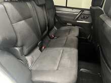 Mitsubishi Shogun 3.2 DI-DC SG2 SUV 5dr Diesel Auto 4WD Euro 5 LWB (197 ps) - U2293