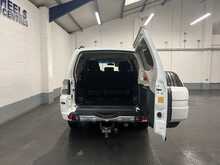 Mitsubishi Shogun 3.2 DI-DC SG2 SUV 5dr Diesel Auto 4WD Euro 5 LWB (197 ps) - U2293