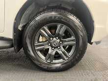 Toyota Hilux 2.4 D-4D Icon Pickup Double Cab 4dr Diesel Auto 4WD Euro 6 (s/s) (150 ps) - U2298