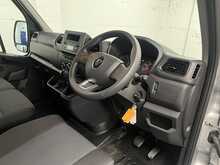 Renault Master 2.3 dCi 35 Business+ Panel Van 4dr Diesel Manual FWD LWB Medium Roof Euro 6 (135 ps) - U2359