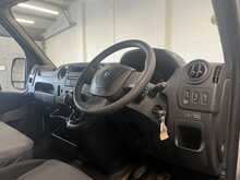 Renault Master 2.3 dCi 35 Business Luton Van 3dr Diesel Manual FWD L3 Euro 6 (20m3) (130 ps) 2.3 2dr Luton Manual - U2559