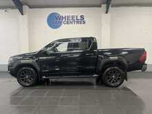 Toyota Hilux 2.8 D-4D-h Invincible X Pickup 4dr Diesel Hybrid Auto 4WD Euro 6 (204 ps) 2.8 4dr Pickup Automatic - U3104