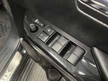 Toyota Hilux 2.8 D-4D-h Invincible X Pickup 4dr Diesel Hybrid Auto 4WD Euro 6 (204 ps) 2.8 4dr Pickup Automatic - U3104