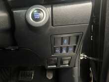 Toyota Hilux 2.8 D-4D-h Invincible X Pickup 4dr Diesel Hybrid Auto 4WD Euro 6 (204 ps) 2.8 4dr Pickup Automatic - U3104