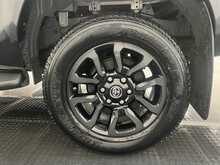 Toyota Hilux 2.8 D-4D-h Invincible X Pickup 4dr Diesel Hybrid Auto 4WD Euro 6 (204 ps) 2.8 4dr Pickup Automatic - U3104