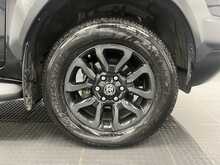 Toyota Hilux 2.8 D-4D-h Invincible X Pickup 4dr Diesel Hybrid Auto 4WD Euro 6 (204 ps) 2.8 4dr Pickup Automatic - U3104