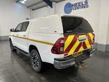 Toyota Hilux 2.4 D-4D Invincible Pickup Double Cab 4dr Diesel Auto 4WD Euro 6 (s/s) (150 ps) - U3680