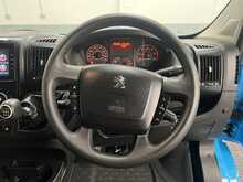 Peugeot Boxer 2.2 BlueHDi 335 Professional Premium + Platform Cab 2dr Diesel Manual L3 Euro 6 (s/s) (140 ps) - U3728