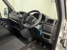 Renault Master Master 2.3 dCi 35 Business+ FWD LWB Medium Roof Euro 6 4dr - U899