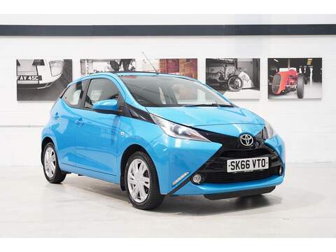 Toyota AYGO Clio Dynamique Nav Hatchback 1 Manual Petrol