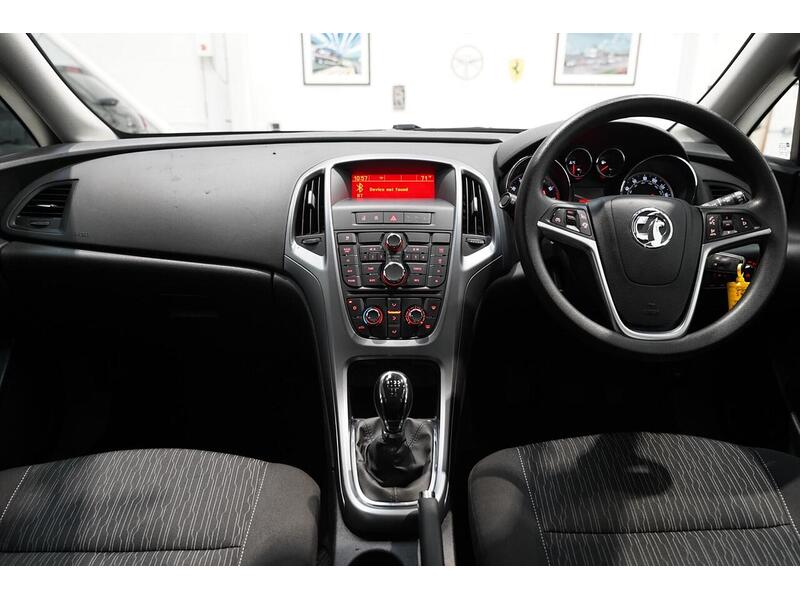 Vauxhall Astra 1.6i Design Sports Tourer Euro 6 5dr - U407
