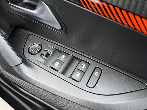 Peugeot 2008 1.2 PureTech Active Premium + Euro 6 (s/s) 5dr - U1651370