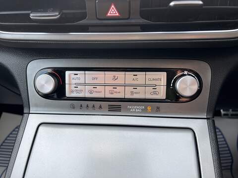 Hyundai KONA 39kWh Premium SUV 5dr Electric Auto (10.5kW Charger) (136 ps) - U1651431