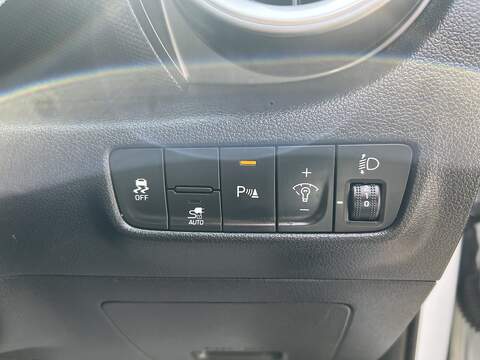 Hyundai KONA 39kWh Premium SUV 5dr Electric Auto (10.5kW Charger) (136 ps) - U1651431