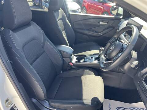 Nissan Qashqai 1.3 DIG-T MHEV N-Connecta SUV 5dr Petrol Hybrid Manual Euro 6 (s/s) (140 ps) - U1651458