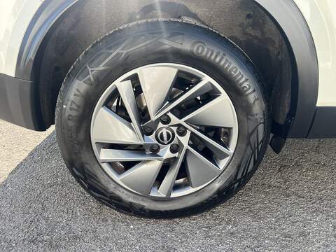 Nissan Qashqai 1.3 DIG-T MHEV Acenta Premium SUV 5dr Petrol Hybrid Manual Euro 6 (s/s) (140 ps) - U1651536