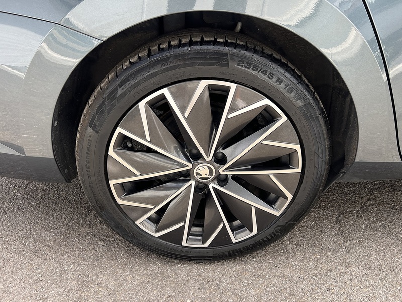 Skoda Superb 1.4 TSI iV 13kWh Laurin & Klement Hatchback 5dr Petrol Plug-in Hybrid DSG Euro 6 (s/s) (218 ps) - U1651555