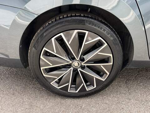 Skoda Superb 1.4 TSI iV 13kWh Laurin & Klement Hatchback 5dr Petrol Plug-in Hybrid DSG Euro 6 (s/s) (218 ps) - U1651555