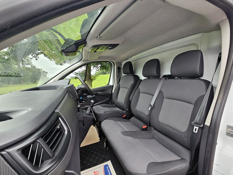 Renault Trafic 2.0 dCi Blue LL30 Business Panel Van 5dr Diesel Manual L2 H1 Euro 6 (s/s) (130 ps) - U1825