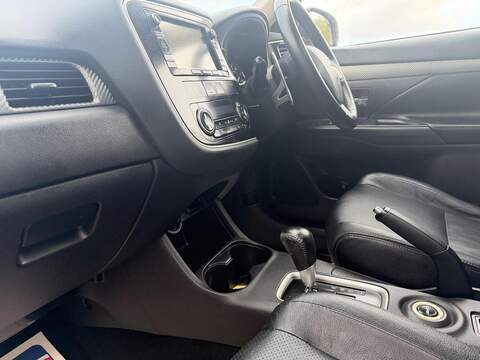 Mitsubishi Outlander 2.2 DI-D GX4 Auto 4WD Euro 5 (s/s) 5dr - U186
