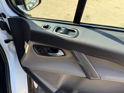 Ford Transit Custom 2.2 TDCi 290 Limited Combi Van 6dr Diesel Manual L1 H1 (191 g/km, 153 bhp) - U197