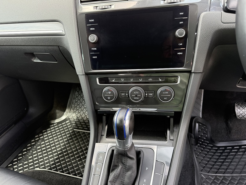 Volkswagen e-Golf 35.8kWh e-Golf Hatchback 5dr Electric Auto (136 ps) - U26063