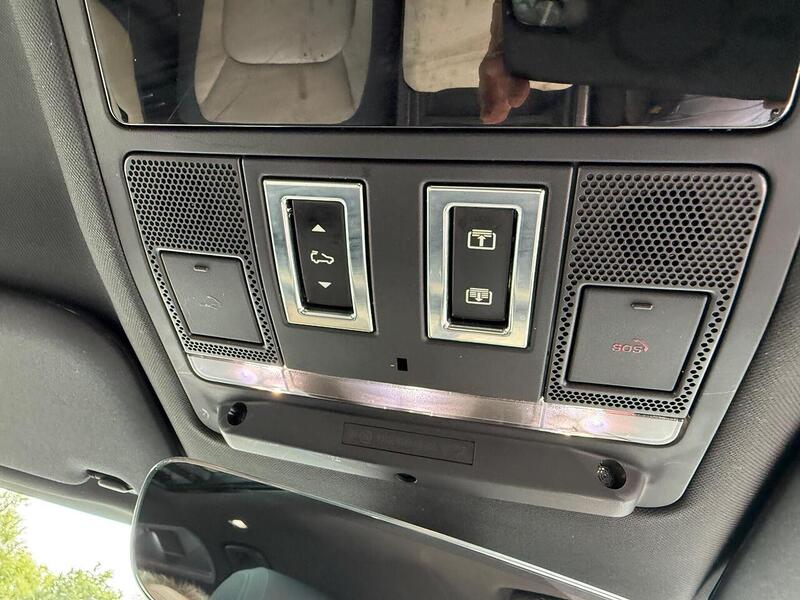Land Rover Defender 110 2.0 P400e 15.4kWh X-Dynamic SE SUV 5dr Petrol Plug-in Hybrid Auto 4WD Euro 6 (s/s) (404 ps) - U26083