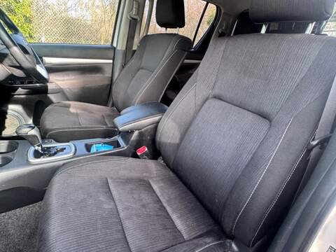 Toyota Hilux D-4D Invincible - U12