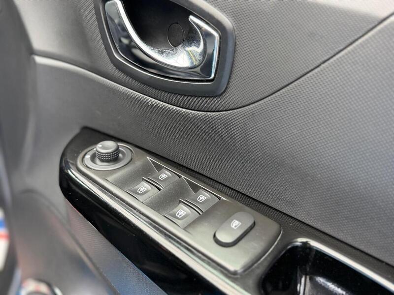 Renault Captur 1.5 dCi ENERGY Dynamique MediaNav SUV 5dr Diesel Manual Euro 5 (s/s) (90 ps) - U101