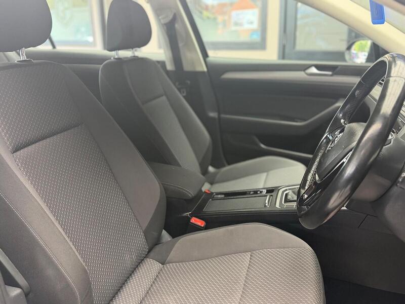 Volkswagen Passat Passat S Saloon 1 Automatic Petrol - U102