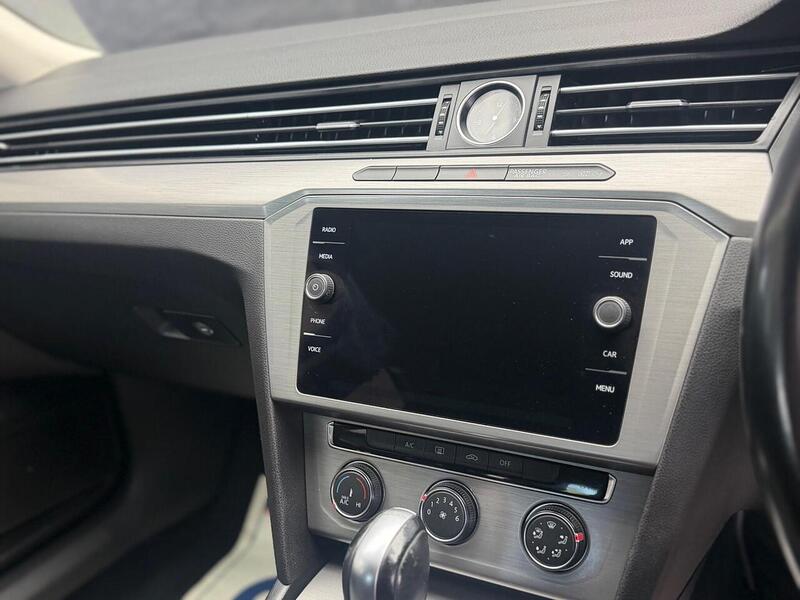 Volkswagen Passat Passat S Saloon 1 Automatic Petrol - U102