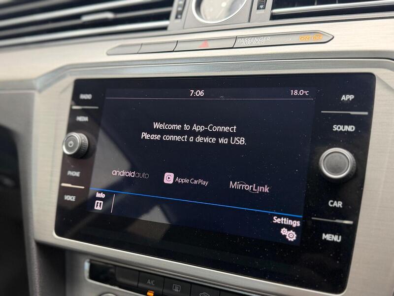 Volkswagen Passat Passat S Saloon 1 Automatic Petrol - U102