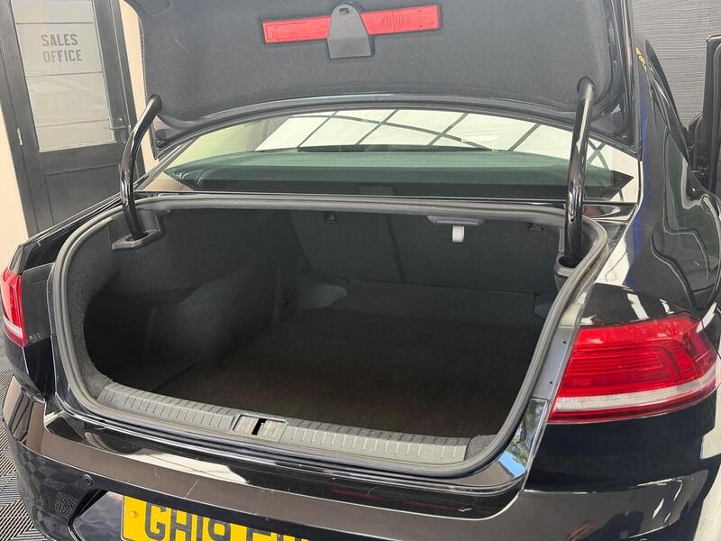 Volkswagen Passat Passat S Saloon 1 Automatic Petrol - U102