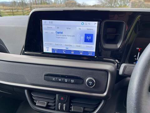 Ford Transit Courier EcoBoost Leader - U31