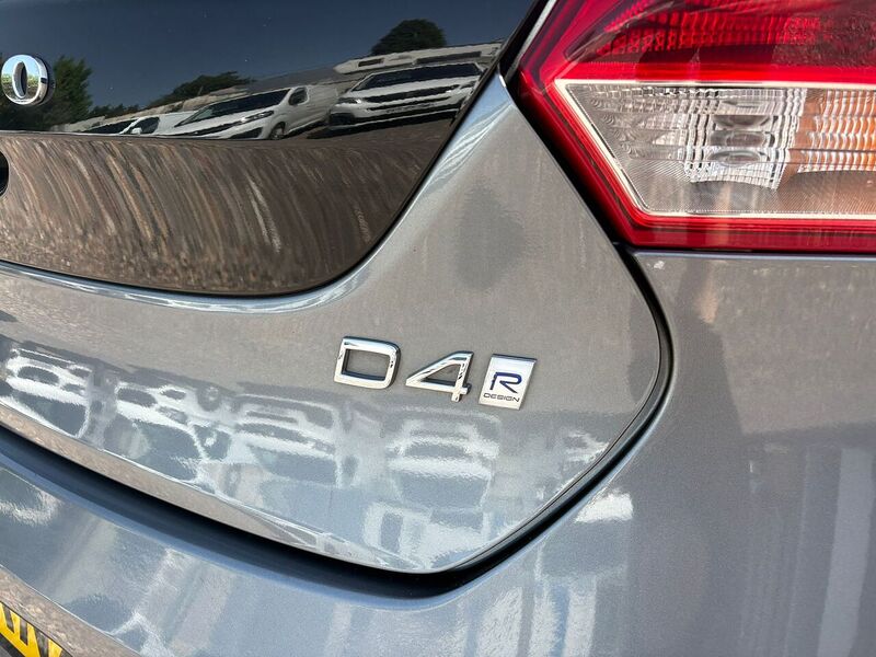 Volvo V40 2.0 D4 R-Design Nav Plus Hatchback 5dr Diesel Auto Euro 6 (s/s) (190 ps) - U27