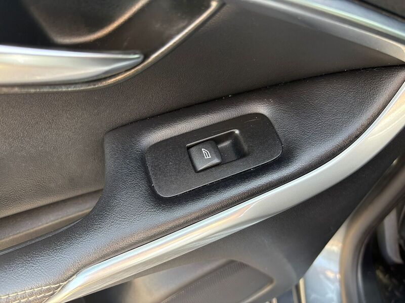 Volvo V40 2.0 D4 R-Design Nav Plus Hatchback 5dr Diesel Auto Euro 6 (s/s) (190 ps) - U27