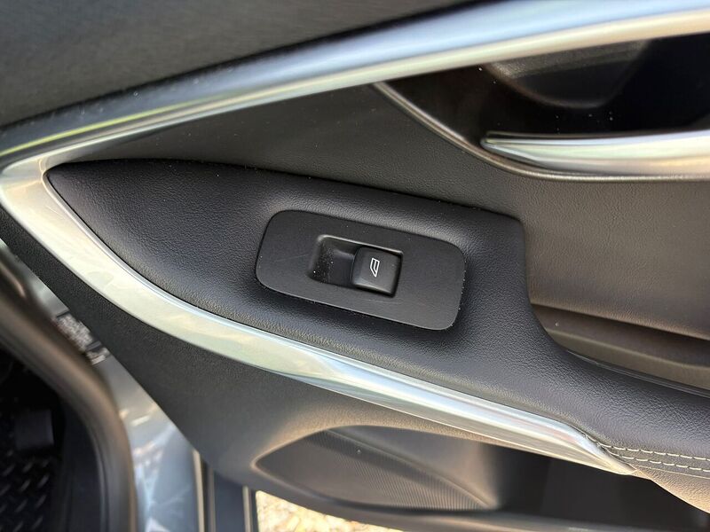 Volvo V40 2.0 D4 R-Design Nav Plus Hatchback 5dr Diesel Auto Euro 6 (s/s) (190 ps) - U27